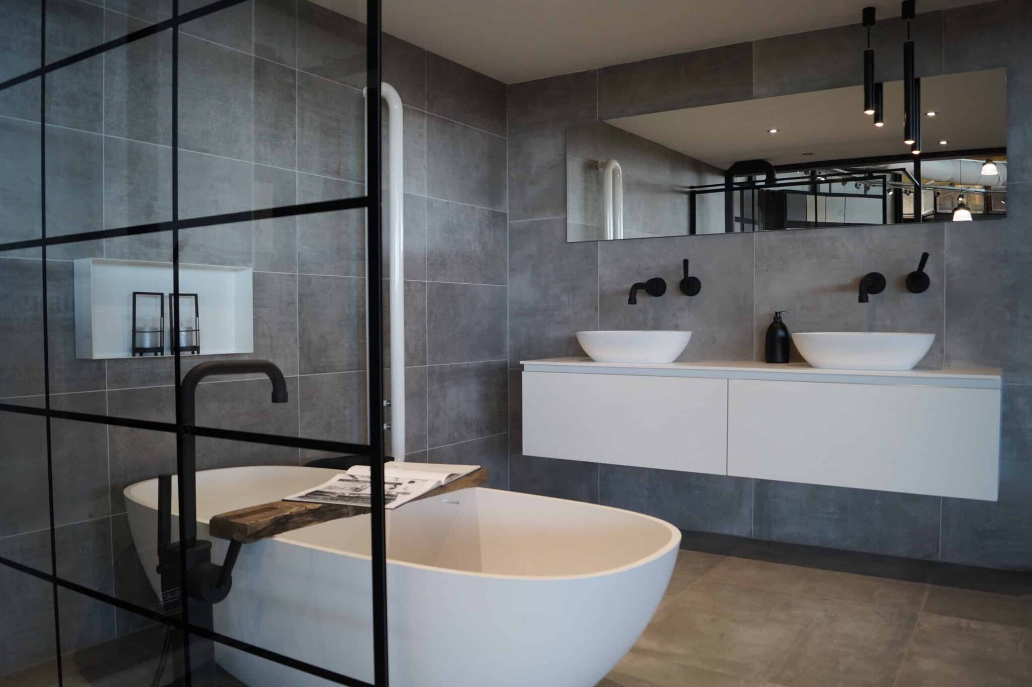 Showroombadkamers-Betonlook-badkamer-scaled